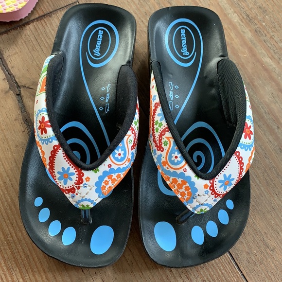 One pair of size 1/2 sandals girls preowned - Picture 6 of 9